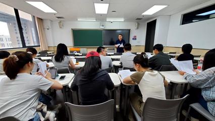 中心召開新學期研究生就業(yè)工作指導會，深化精準服務，拓寬高級尋聘渠道