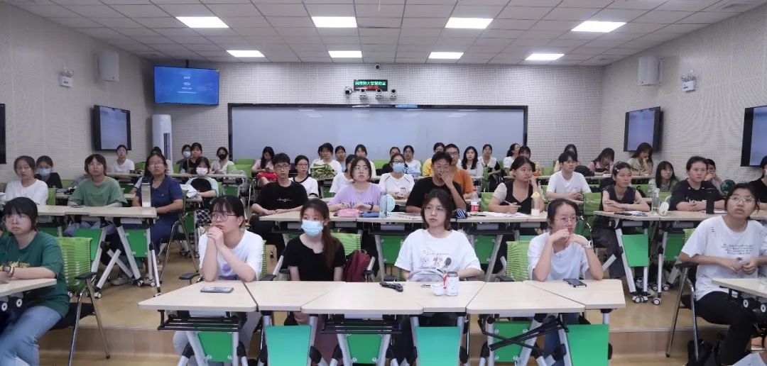 “職”面未來 筑夢前行——學(xué)院成功舉辦職業(yè)生涯規(guī)劃與擇業(yè)指導(dǎo)講座